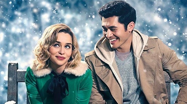 Last Christmas: Emilia Clarke v novém traileru představuje apatickou hrdinku, kterou zachrání zpěv a láska | Fandíme filmu