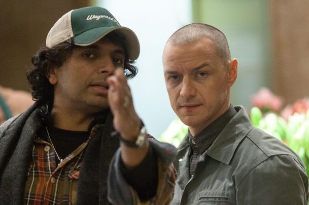 M. Night Shyamalan slibuje, že jeho nové filmy budou temné, divné a riskantní | Fandíme filmu