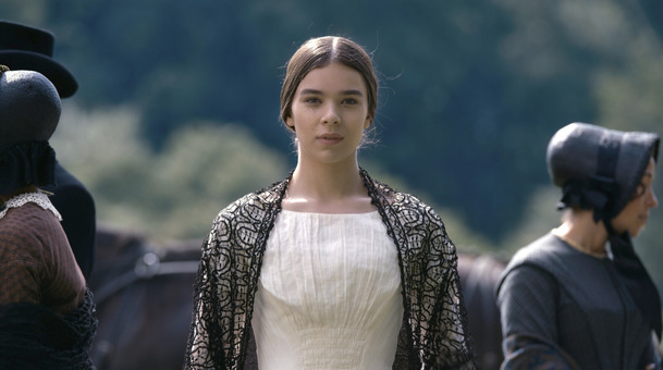 Dickinson: Nový trailer blíže představuje moderní teenagerku z 19. století | Fandíme serialům