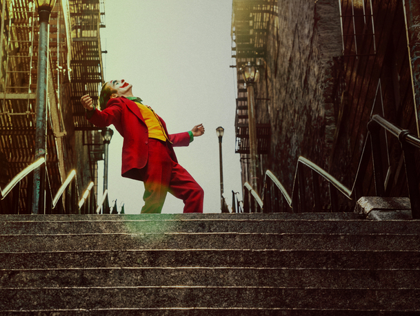 Joker 2: Na nových fotkách Lady Gaga tančí po ikonických schodech | Fandíme filmu