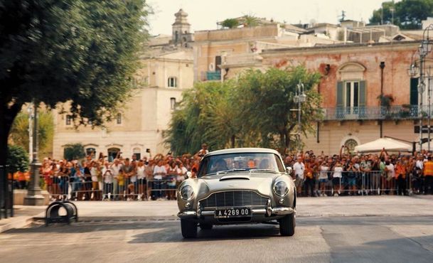 No Time To Die: Elegantní Bond a Bond girl sdílejí fotografie z italské části natáčení | Fandíme filmu