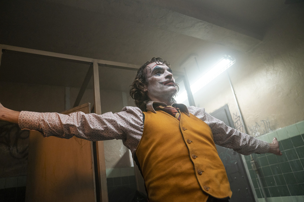 Joker vznikl, protože podle režiséra v přecitlivělé době "nejde točit komedie". Podle jeho vlastního herce je to nesmysl | Fandíme filmu