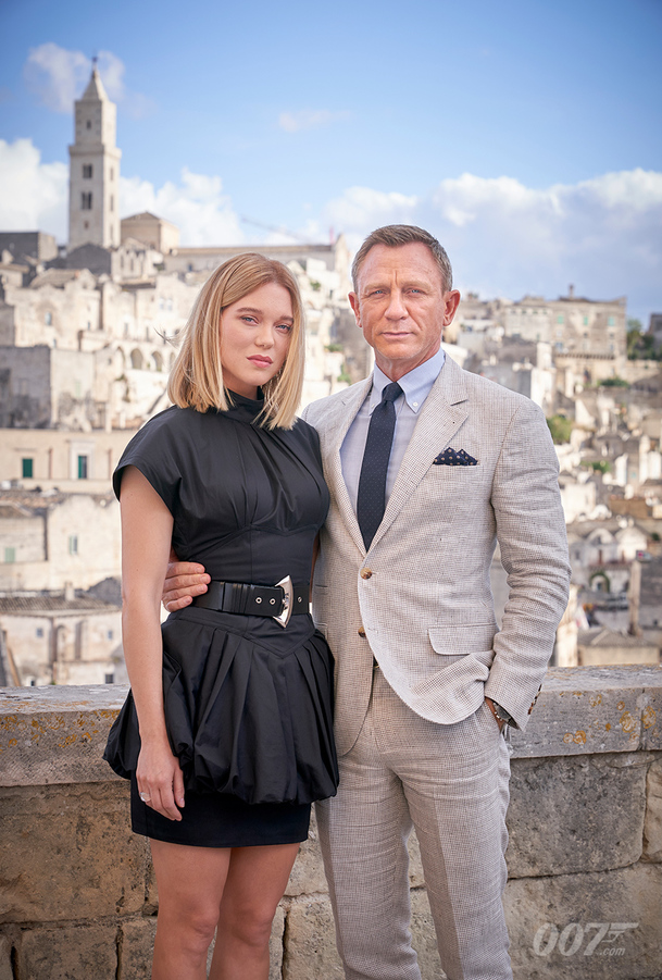 No Time To Die: Elegantní Bond a Bond girl sdílejí fotografie z italské části natáčení | Fandíme filmu