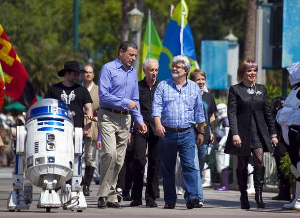 Star Wars: George Lucas si po odprodeji Hvězdných válek připadal zrazen a nový směr se mu nelíbil | Fandíme filmu