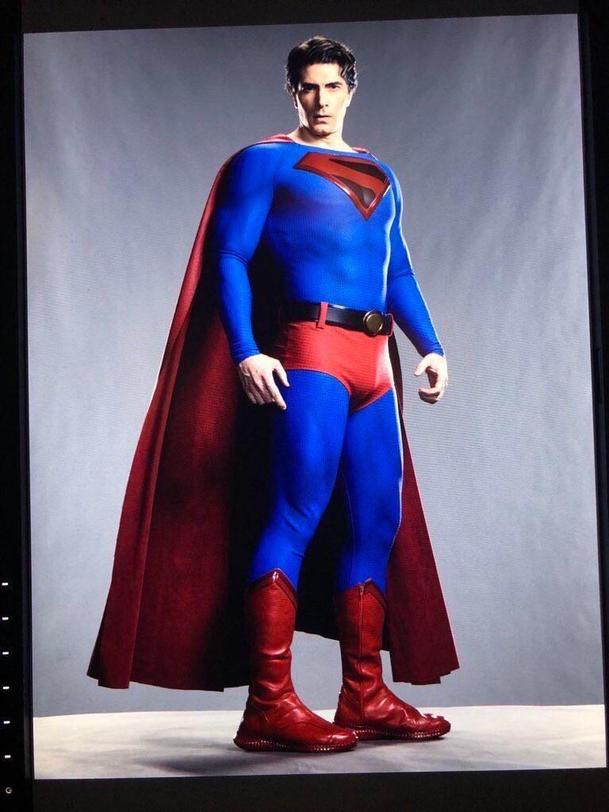 Crisis on Infinite Earths: Brandon Routh na sebe po letech znovu oblékl kostým Supermana | Fandíme serialům