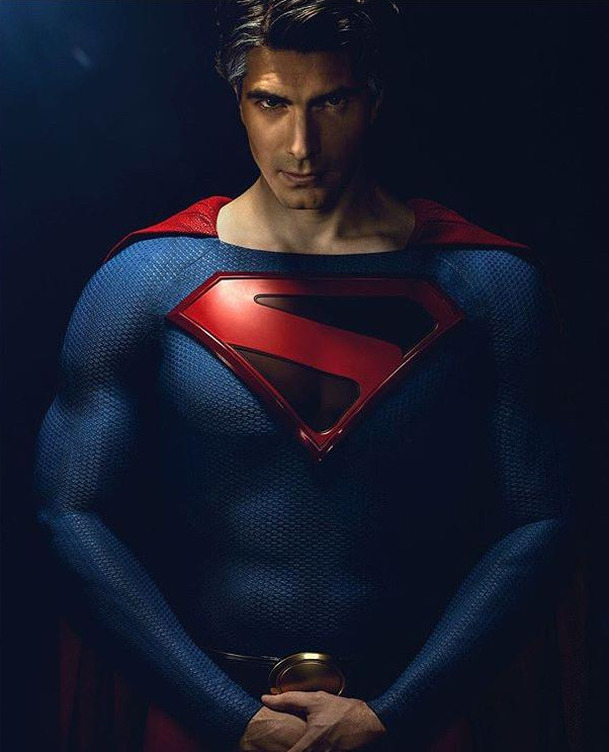 Crisis on Infinite Earths: Brandon Routh na sebe po letech znovu oblékl kostým Supermana | Fandíme serialům