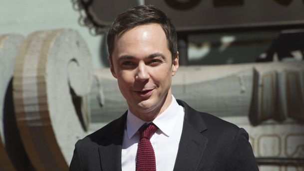 Hollywood: Jim "Sheldon" Parsons míří do dobové série od Ryana Murphyho | Fandíme serialům