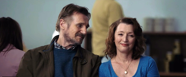 Ordinary Love: Liam Neeson umí nejen lámat páteře, ale i bojovat se zákeřnou nemocí | Fandíme filmu