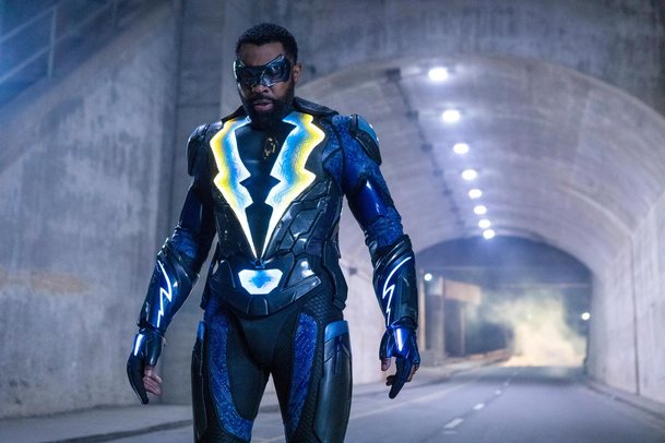 Black Lightning: V poslední řadě superhrdina pověsí řemeslo na hřebík – je tu upoutávka | Fandíme serialům