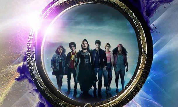 Runaways: Trailer na třetí řadu nabízí démonickou Elizabeth Hurley a postavy ze seriálu Cloak & Dagger | Fandíme serialům