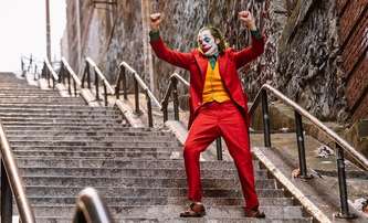 Joker 2: Na nových fotkách Lady Gaga tančí po ikonických schodech | Fandíme filmu