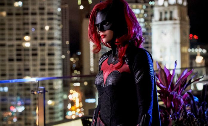 Batwoman: Fotky z natáčení 2. řady ukazují nový Batmobil | Fandíme seriálům