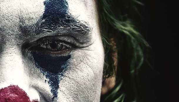 Box Office speciál: Phillipsův Joker s tváří Joaquina Phoenixe mohutně boduje v pokladnách amerických kin | Fandíme filmu