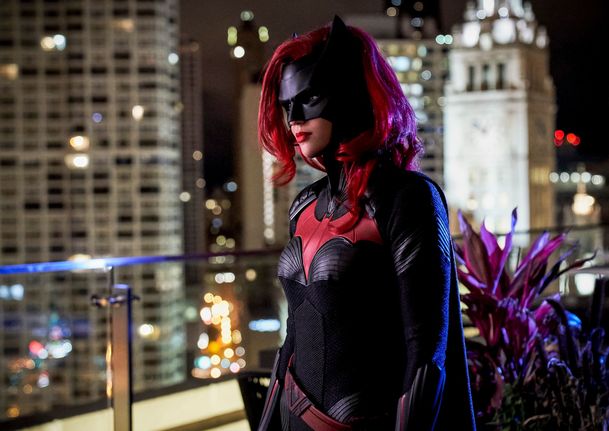 Batwoman: Fotky z natáčení 2. řady ukazují nový Batmobil | Fandíme serialům