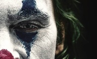 Box Office speciál: Phillipsův Joker s tváří Joaquina Phoenixe mohutně boduje v pokladnách amerických kin | Fandíme filmu