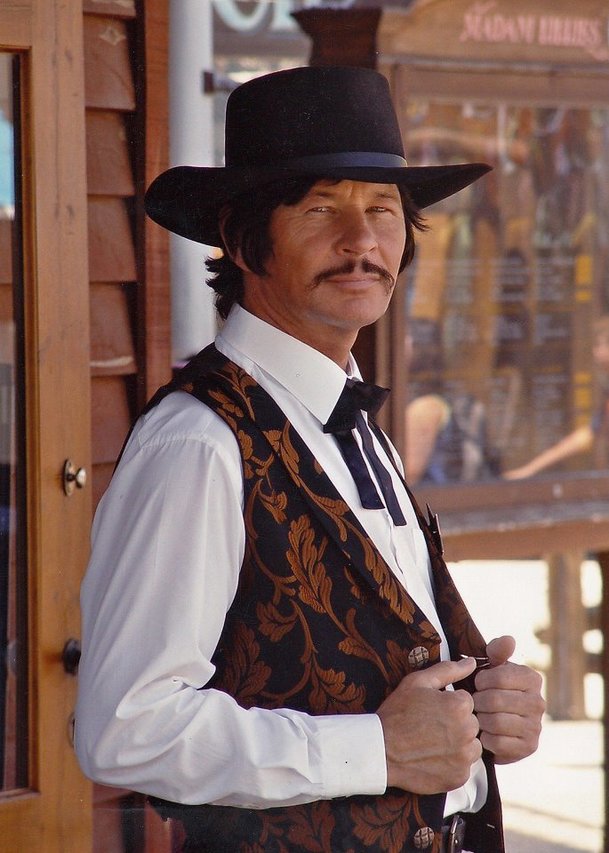 Once Upon a Time in Deadwood: Chlápek, co vypadá jako dvojče Charlese Bronsona míří na divoký západ | Fandíme filmu