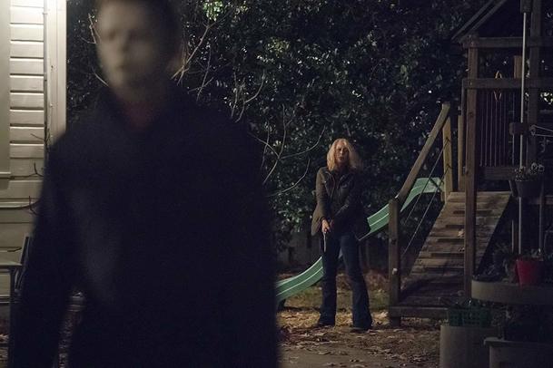 Halloween Kills: Pomlácená Jamie Lee Curtis na první fotce z natáčení | Fandíme filmu