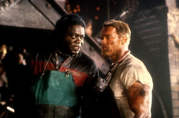 Bežící muž: Remake klasiky s Arnoldem Schwarzeneggerem je údajně na cestě | Fandíme filmu