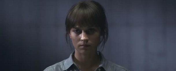 Earthquake Bird: Nová Lara Croft nám dokazuje, že se o muže nerada dělí s někým dalším | Fandíme filmu