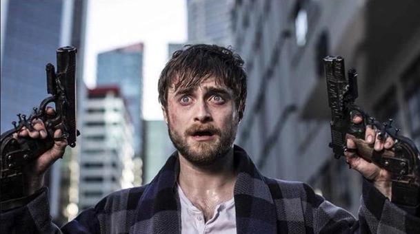 Guns Akimbo: Daniel Radcliffe střílí obouruč v našlapaném traileru na film, který připomíná videohru | Fandíme filmu