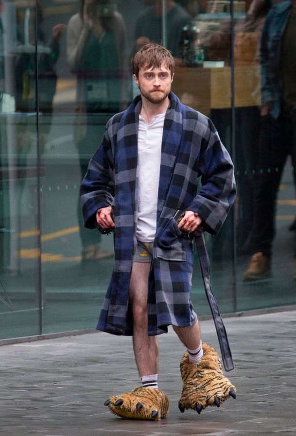 Guns Akimbo: Daniel Radcliffe střílí obouruč v našlapaném traileru na film, který připomíná videohru | Fandíme filmu