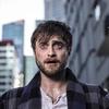 Guns Akimbo: Daniel Radcliffe střílí obouruč v našlapaném traileru na film, který připomíná videohru | Fandíme filmu