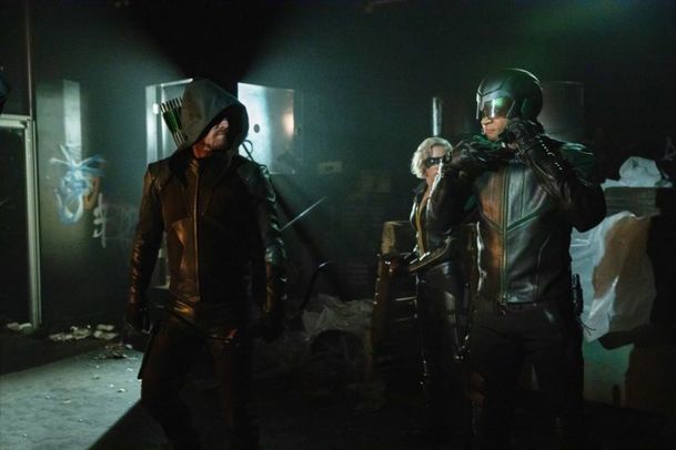 Arrow: V závěrečné sérii se historie znovu opakuje. Je tu trailer | Fandíme serialům