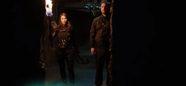 Arrow: Představitelé Supergirl a Flashe složili poctu hercům a tvůrcům | Fandíme serialům