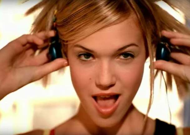 90’s Popstar: Chystané drama se inspiruje hudebními začátky herečky Mandy Moore | Fandíme serialům