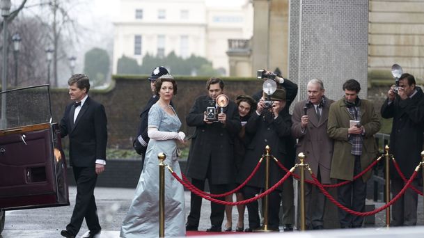 The Crown 3: Plnohodnotný trailer se soustředí na Olivii Colman a Helen Bonham Carter | Fandíme serialům