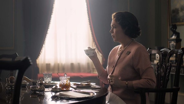 The Crown 3: Plnohodnotný trailer se soustředí na Olivii Colman a Helen Bonham Carter | Fandíme serialům