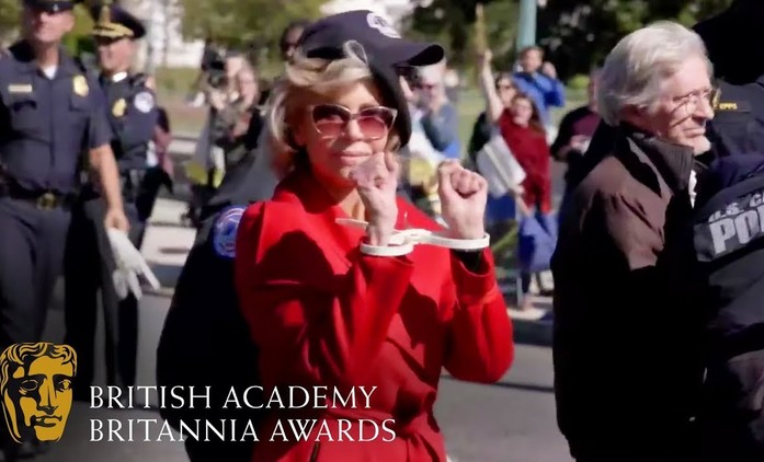 Legendární Jane Fonda převzala filmovou cenu během zatýkání | Fandíme filmu