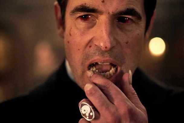 Dracula: Moderní verzi chystá autor moderního Sherlocka a podle fotek je to krvavá lázeň | Fandíme serialům