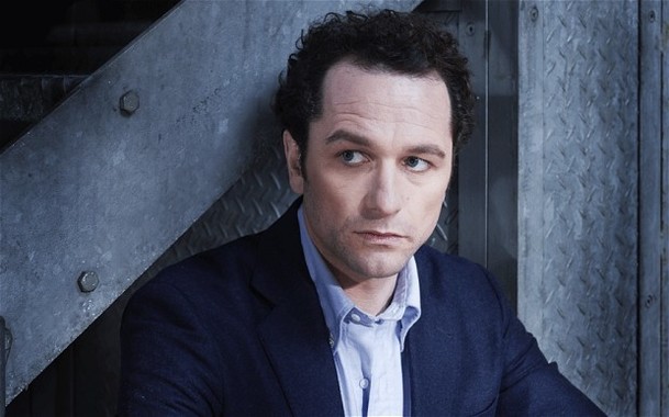 Matthew Rhys se představuje jako Perry Mason na první fotce | Fandíme serialům