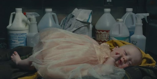Adopt a Highway: Ethan Hawke coby bývalý vězeň najde v popelnici opuštěné miminko | Fandíme filmu