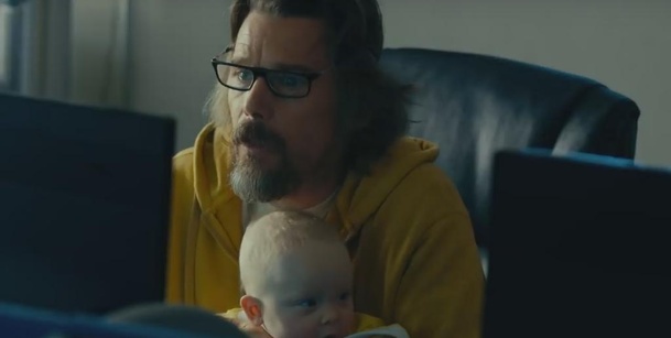 Adopt a Highway: Ethan Hawke coby bývalý vězeň najde v popelnici opuštěné miminko | Fandíme filmu