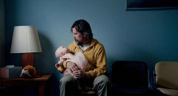 Adopt a Highway: Ethan Hawke coby bývalý vězeň najde v popelnici opuštěné miminko | Fandíme filmu