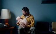 Adopt a Highway: Ethan Hawke coby bývalý vězeň najde v popelnici opuštěné miminko | Fandíme filmu