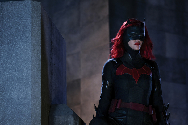 Batwoman: Fotky z natáčení 2. řady ukazují nový Batmobil | Fandíme serialům