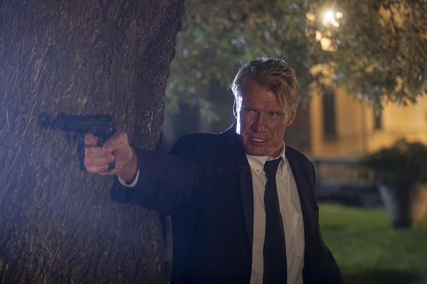 Hard Night Falling: Dolph Lundgren si hraje na Liama Neesona | Fandíme filmu