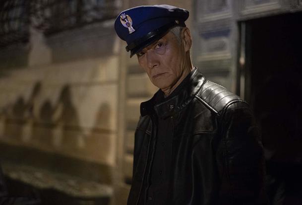 Hard Night Falling: Dolph Lundgren si hraje na Liama Neesona | Fandíme filmu