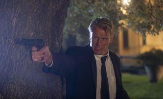 Hard Night Falling: Dolph Lundgren si hraje na Liama Neesona | Fandíme filmu