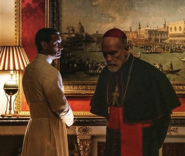 The New Pope: HBO odhalilo, kdy se vrátí papež v miniaturních plavečkách | Fandíme serialům