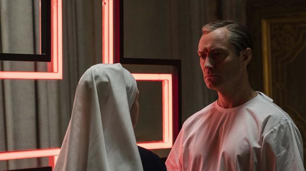 The New Pope: HBO odhalilo, kdy se vrátí papež v miniaturních plavečkách | Fandíme serialům