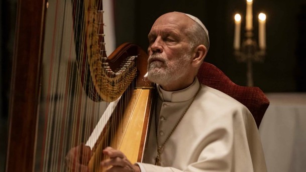 The New Pope: HBO odhalilo, kdy se vrátí papež v miniaturních plavečkách | Fandíme serialům