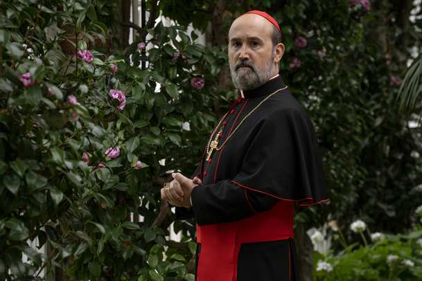 The New Pope: HBO odhalilo, kdy se vrátí papež v miniaturních plavečkách | Fandíme serialům