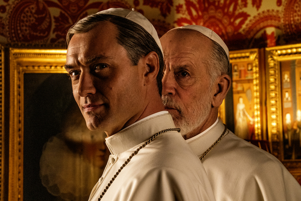 The New Pope: HBO odhalilo, kdy se vrátí papež v miniaturních plavečkách | Fandíme serialům