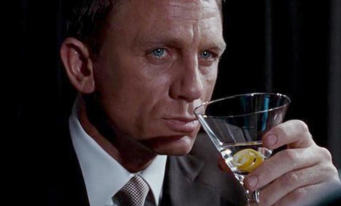 Podle studie je James Bond prokazatelný alkoholik | Fandíme filmu