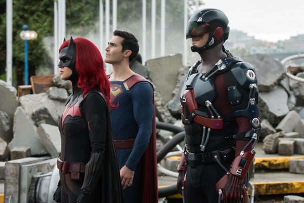 Crisis on Infinite Earths: Nejnovější trailer a fotky s hrdiny masivního cross-overu | Fandíme serialům