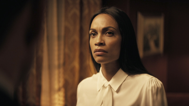 Briarpatch: Trailer na seriál s Rosario Dawson odhalil datum premiéry | Fandíme serialům